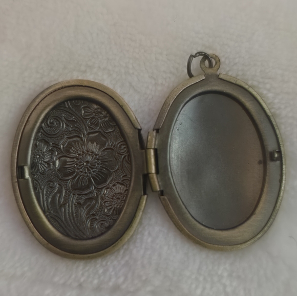 Vintage Brass Floral Locket Necklace Oval Treasure Photo Pendant - Picture 2 of 9